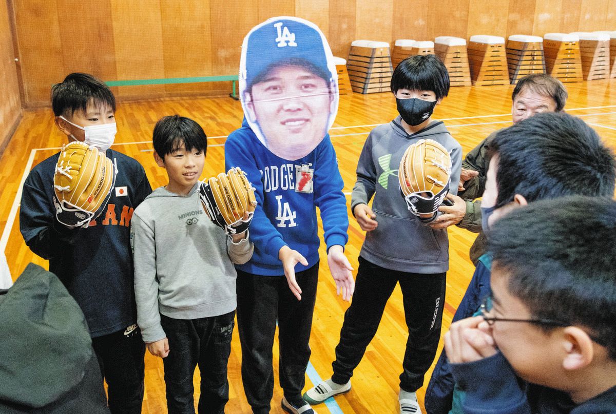 大谷翔平選手が「野球しようぜ」と全校集会に…本人？ グローブ届いた