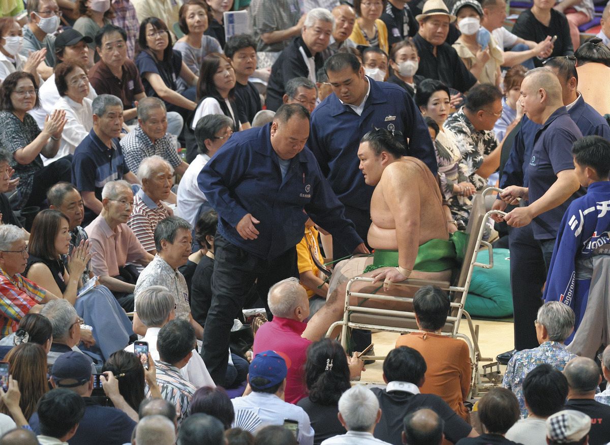 朝乃山、再出発の名古屋で悲劇 左膝痛め、車いすで会場去る…師匠の高砂親方、５日目以降の出場に「難しい」【大相撲 名古屋場所】：中日スポーツ・東京中日スポーツ