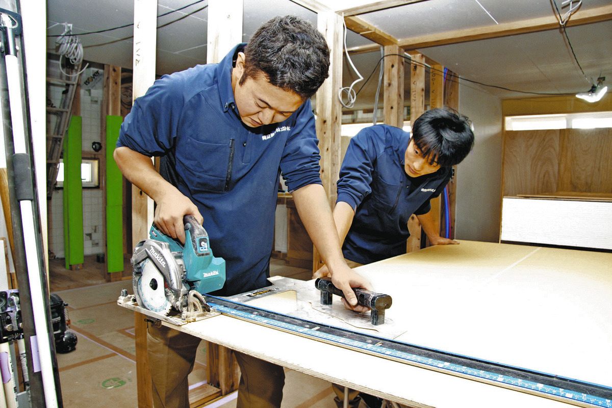 大工が減少、20年間で半分以下に 不安定で低賃金の「一人親方」を若者 