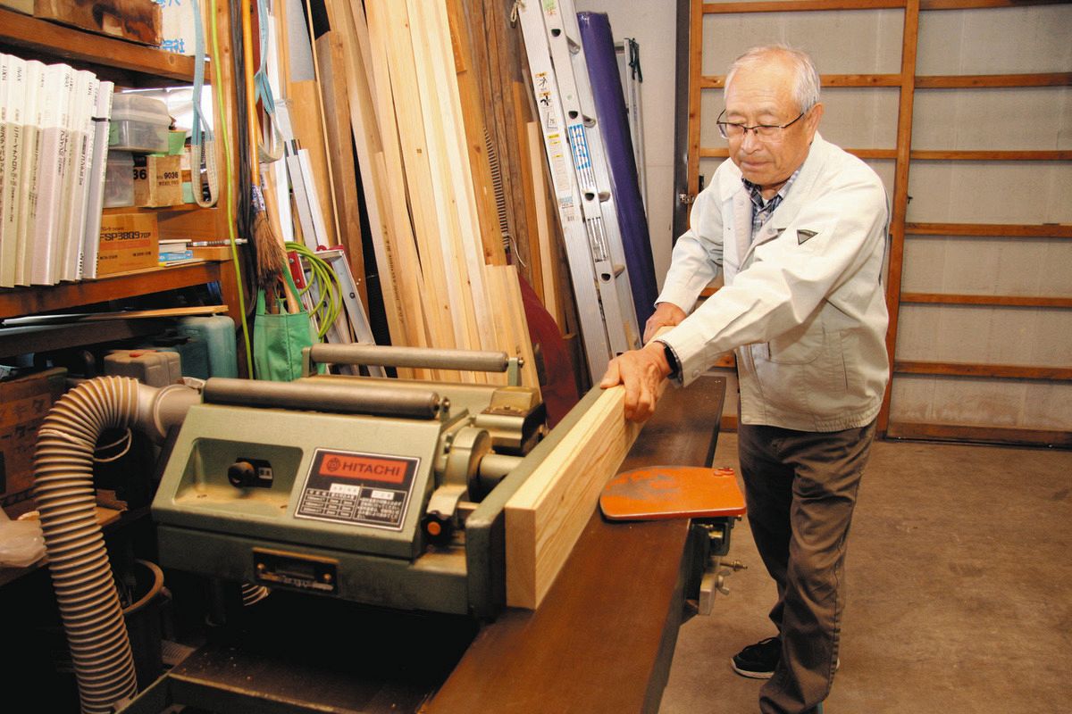 大工が減少、20年間で半分以下に 不安定で低賃金の「一人親方」を若者 