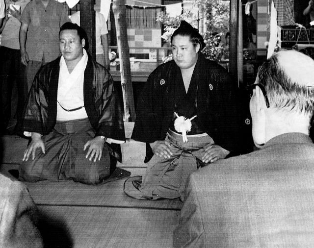 大関昇進を伝える使者に答礼する北の富士と横綱佐田の山（左）＝1966年7月