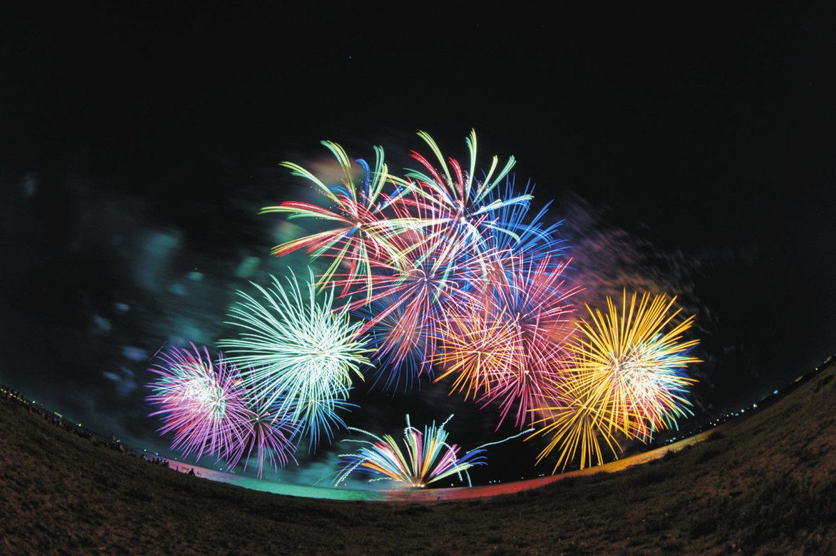 鮮やかに夏の彩り 7月25日・津花火大会、8月1日・久居花火大会：中日