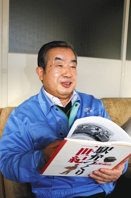 創業１００周年記念誌を手に思い出を語る米岡さん＝越前市矢船町の武生青果で