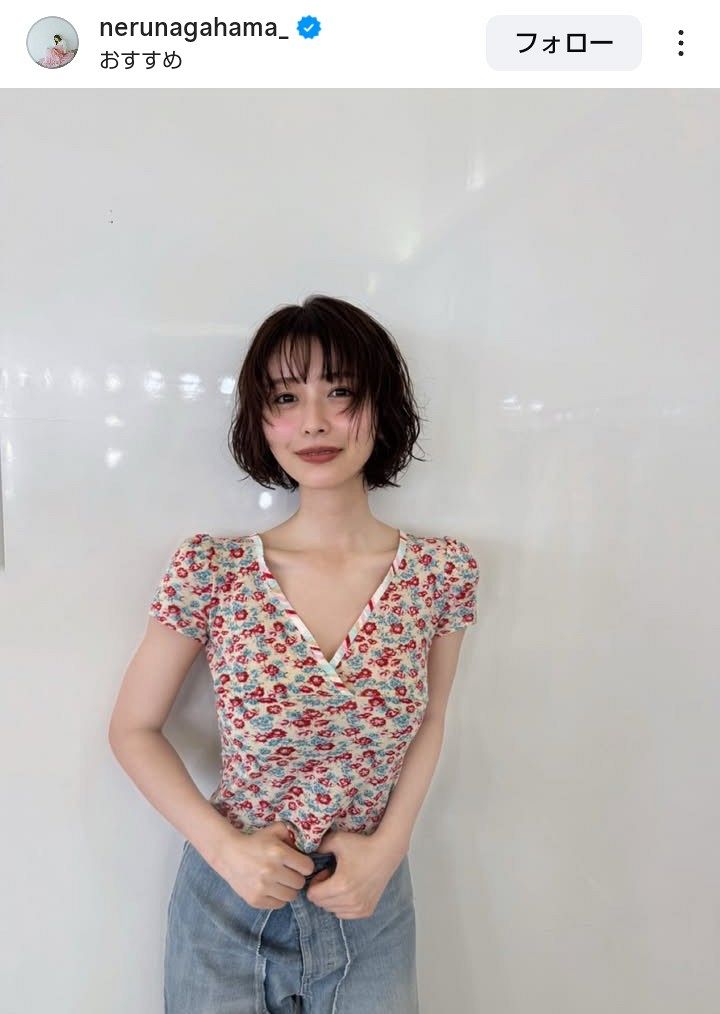 実際の投稿】笑顔の私服姿！長濱ねる、可憐なV字トップスから美白