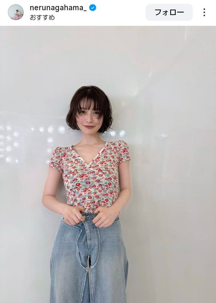 実際の投稿】笑顔の私服姿！長濱ねる、可憐なV字トップスから美白