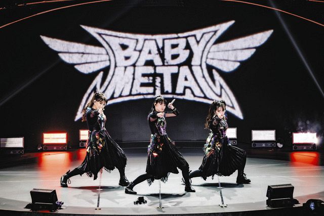 キツネ様の召喚”MOMOMETAL加入の新生『BABYMETAL』スタート ライブは