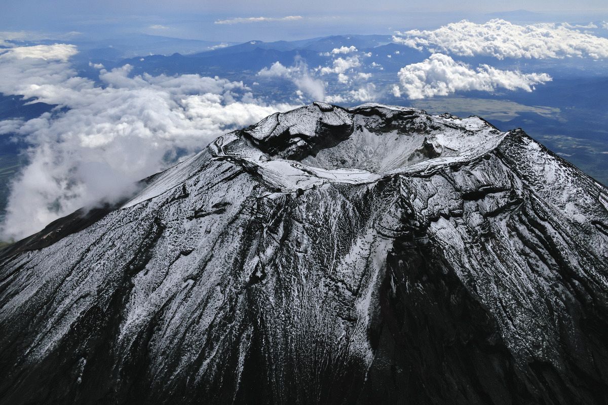 冠雪の富士山と快晴の空のイメージ、富士山曼荼羅の中の一点。