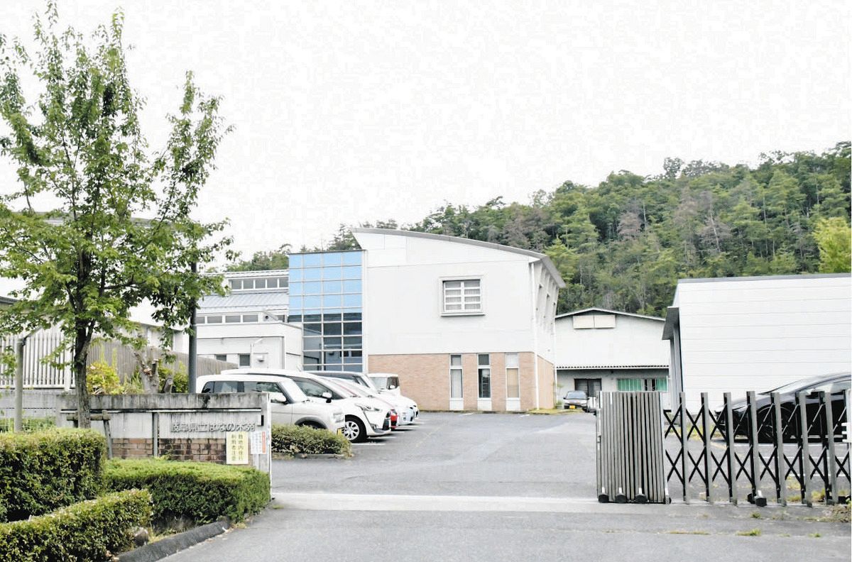 複数の職員による利用者への虐待が発覚した岐阜県立はなの木苑＝23日午後、岐阜県土岐市で