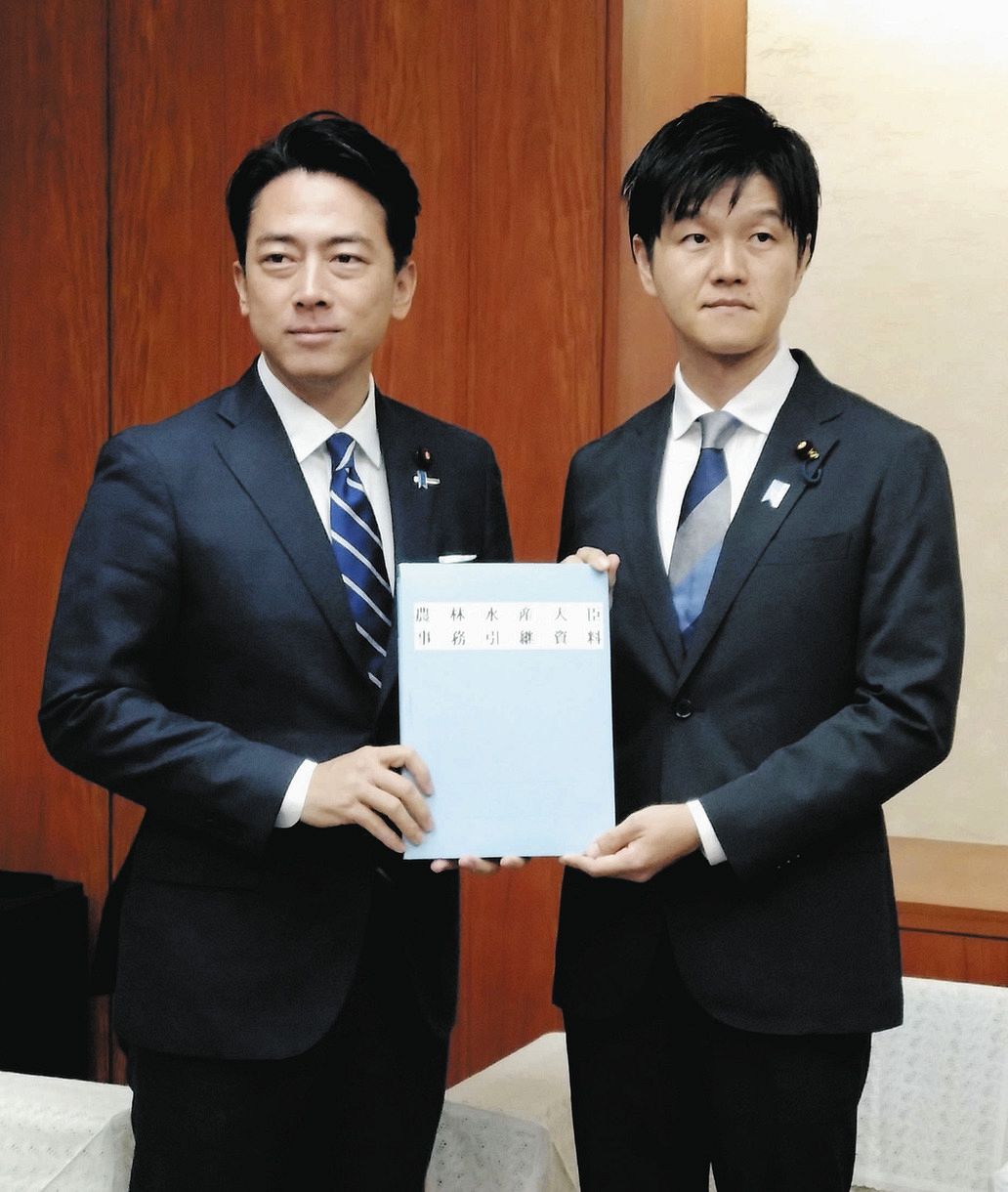 ◇農相引継ぎ式での小泉進次郎氏と鈴木憲和氏【写真】：中日スポーツ