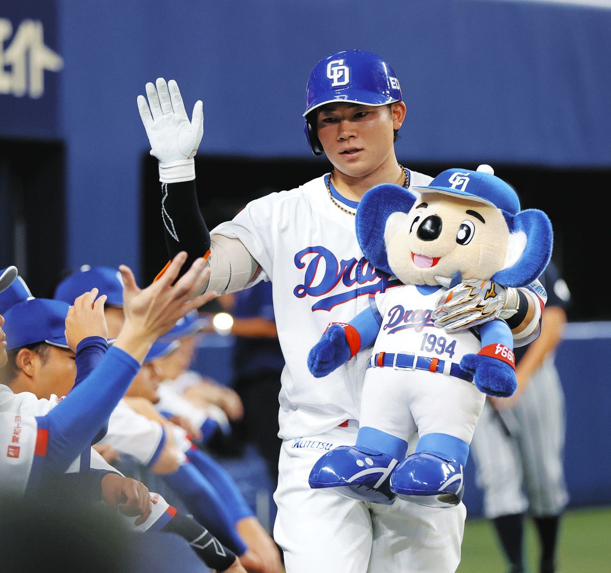 中日・村松開人、本拠地最終戦の大勝に貢献のソロ含む2安打3打点 けが