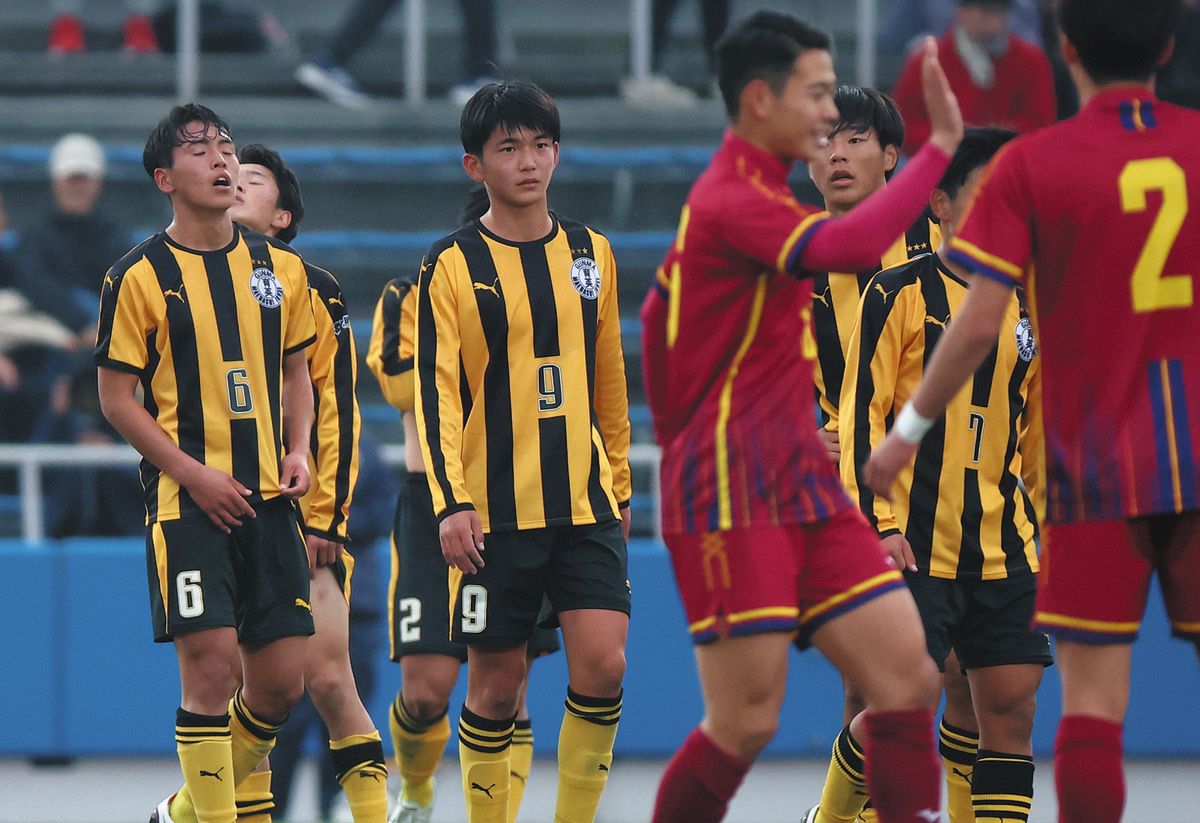 前橋育英は神戸弘陵の強力攻撃陣の前に屈する、6大会ぶりの全国制覇の