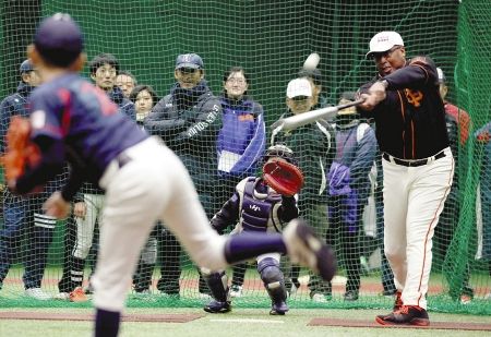 野球教室で子どもと打撃で対決する元中日のパウエルさん（右）＝昨年１２月、秋田県にかほ市で