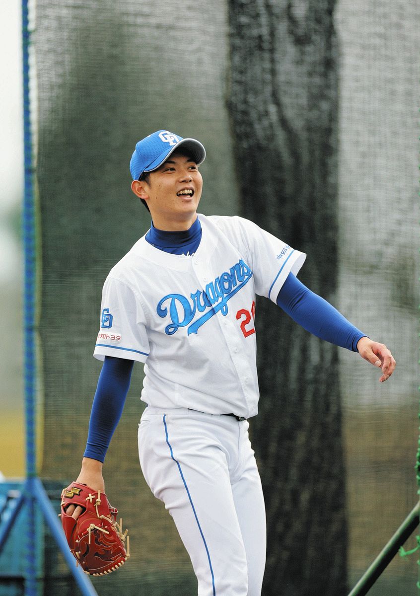 現在中日ドラゴンズで活躍中の岡田投手のサイン付きグローブ ついに