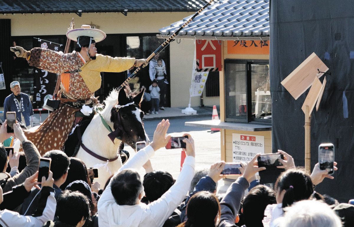 人馬一体の武者絵巻、的中音響くたびに歓声 三重県桑名市の多度大社で