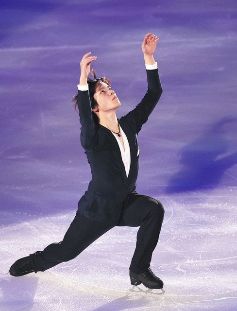 宇野昌磨　2022モデル　トップのみ 宇野昌磨がエキシビションに大トリで登場、黒ベースの衣装で堂々の演技