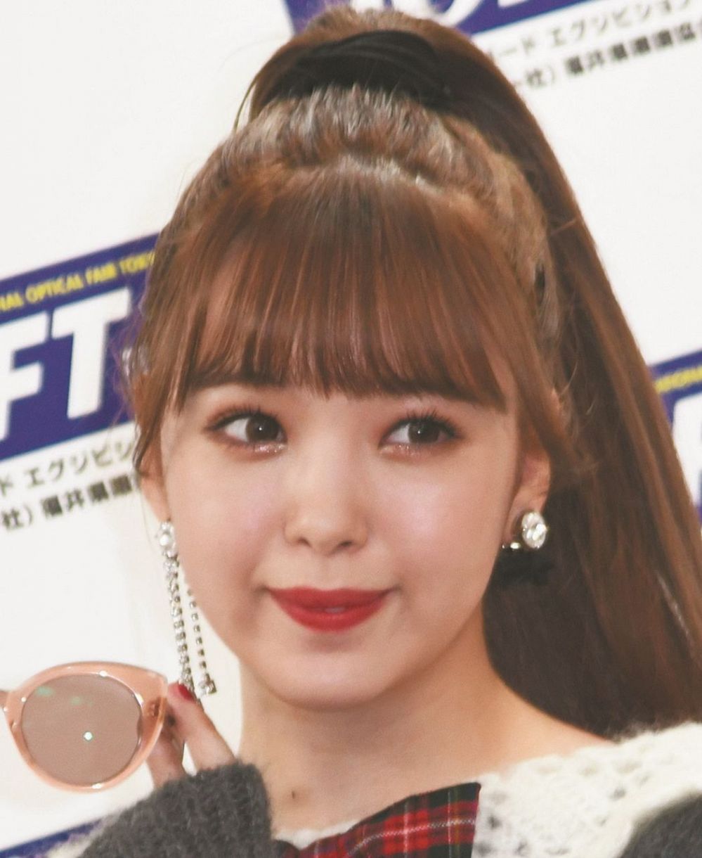 藤田ニコル 最高にギャルで可愛い おへそチラリの写真 ハートマークの絵文字付きで公開に絶賛 中日スポーツ 東京中日スポーツ