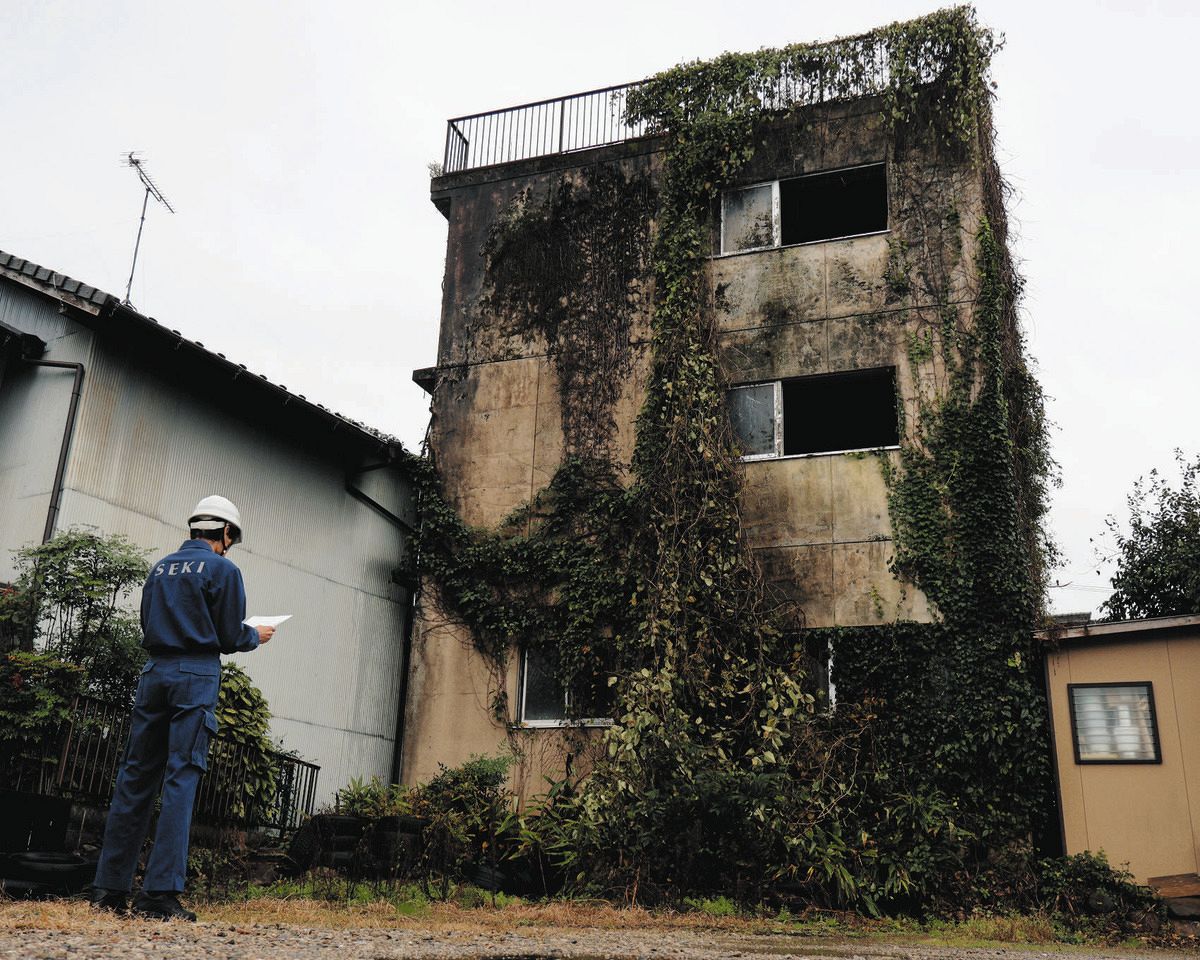 建物の前で行政代執行を始める宣言をする森川副市長＝関市吉本町で