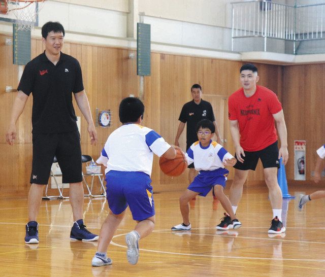 プロ選手とミニゲーム　バスケ三遠が浜松の蒲小訪問
