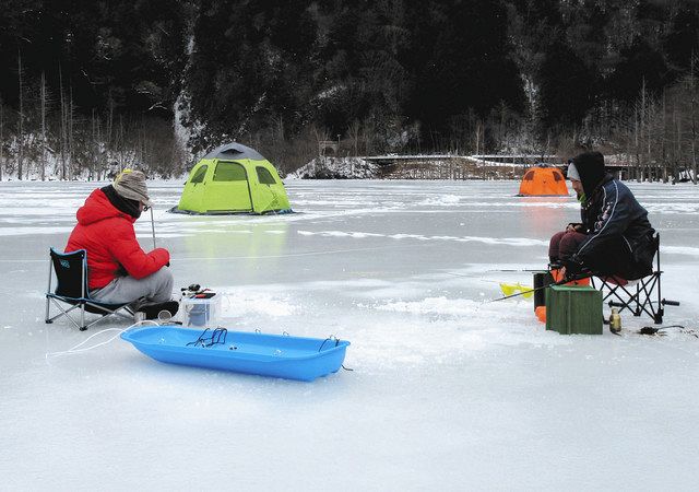 寒さなんの ワカサギ釣り 王滝の自然湖で３年ぶり 中日新聞web