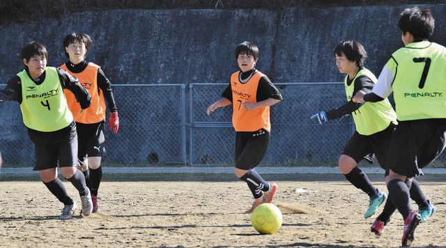闘病の橋倉さんもベンチで共に 女子サッカー 神村学園高伊賀が全国へ 中日新聞web