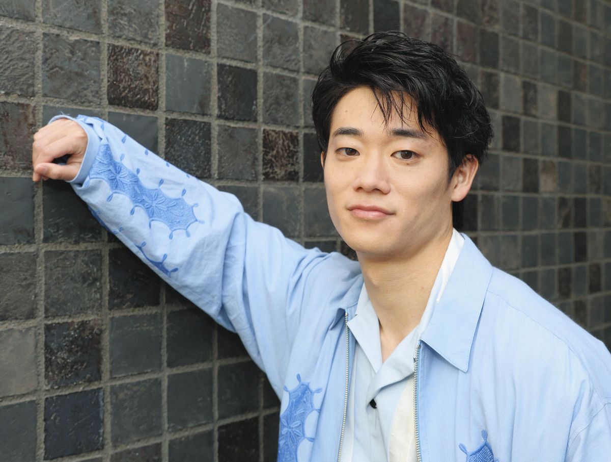 ポーズを決める映画「フェイクアウト！」で主演を務める三浦獠太