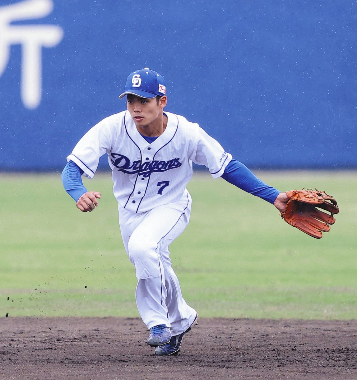 中日―ソフトバンク　６回表２死、根尾が川原田の遊ゴロに反応する