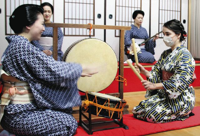 気分は芸妓さん 太鼓しっとりと 外国人ら 茶屋街お座敷体験：北陸中日