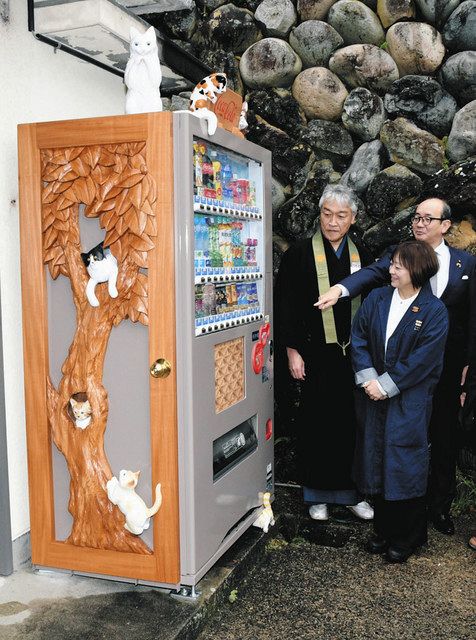 井波彫刻の自販機 誕生 猫たちが木で遊ぶ 瑞泉寺前に設置：北陸中日新聞Web