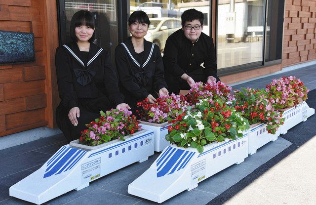 リニアプランター 華やかに発進 阿木高生が手作り 中津川市に贈る 中日新聞web