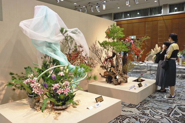 能楽の世界観 花で表現 名古屋 栄で石田流華道会が展示 中日新聞web
