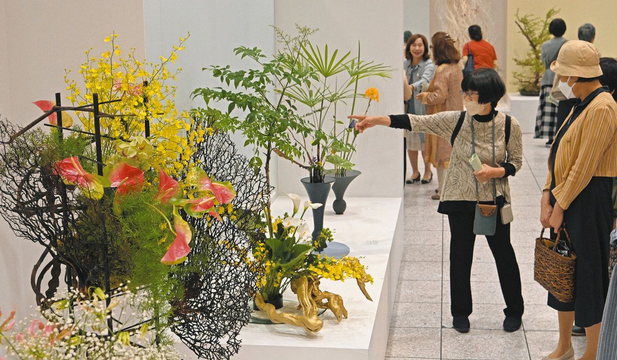 女体　生け花 生け花の表現、伝統も革新も 名古屋で48流派の作品展：中日新聞Web