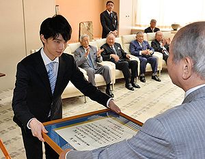 第２９回中日体育賞 フィギュアスケート 羽生選手に贈呈：中日新聞Web