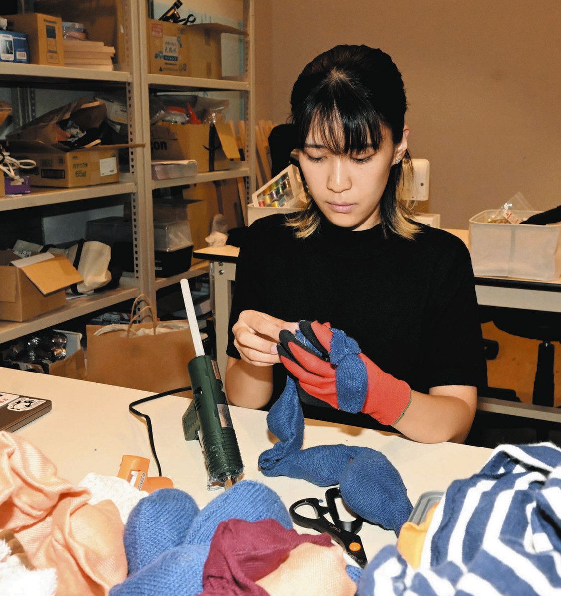 靉区作 思い出の品々が空間芸術に 米国拠点の大竹さんが三重県津市で作品展