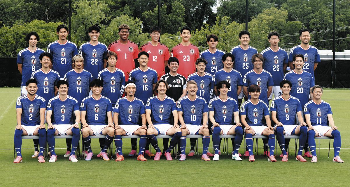 中村敬斗の激レアシーン！？日本代表の集合写真撮影で見せた貴重な姿