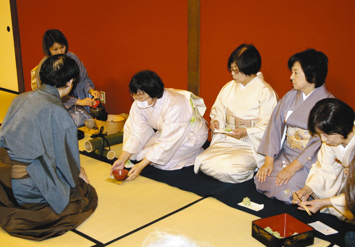 華やか着物で お点前楽しむ 県和装振興会が茶会:北陸中日新聞Web 華やか着物で お点前楽しむ 県和装振興会が茶会:北陸中日新聞Web