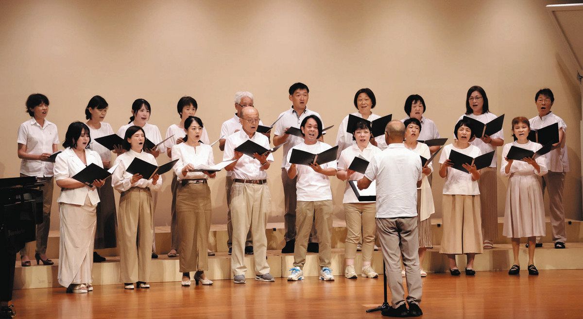 伸びやかな歌声を響かせる参加者＝多治見市十九田町のバロー文化ホールで
