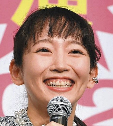 吉岡里帆、純白レースのロングドレス姿に「真っ白な妖精さんの 吉岡里帆、純白レースのロングドレス姿に「真っ白な妖精さんの