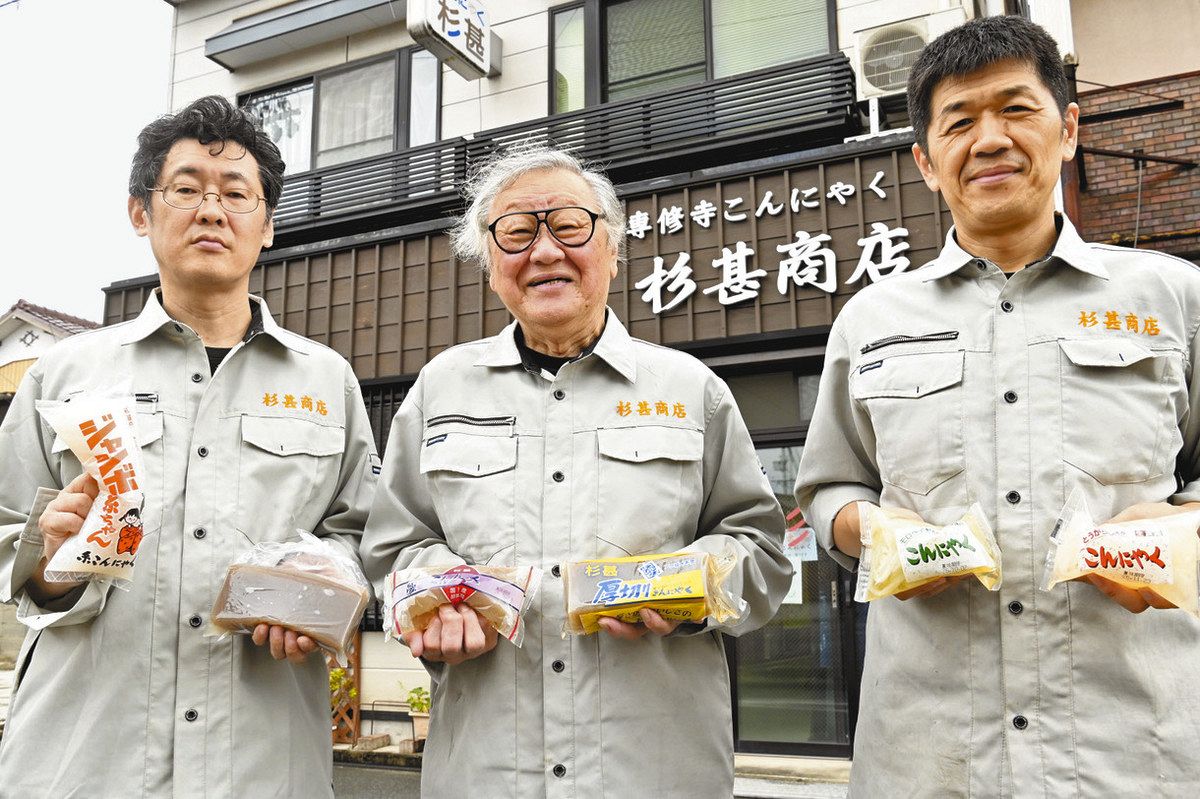 店を営む中西万喜夫さん（中）と息子2人＝津市一身田町で