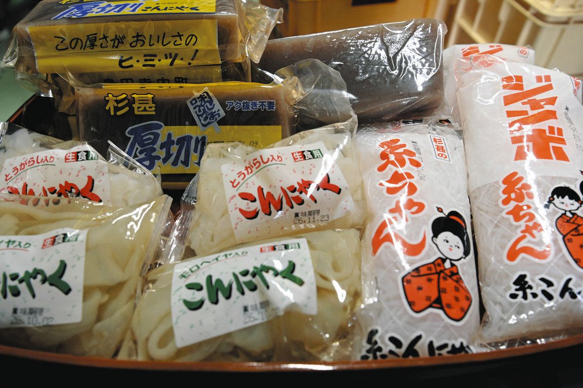 釜で加温されてできるこんにゃく。一つ約5キロの重さがある＝津市一身田町で