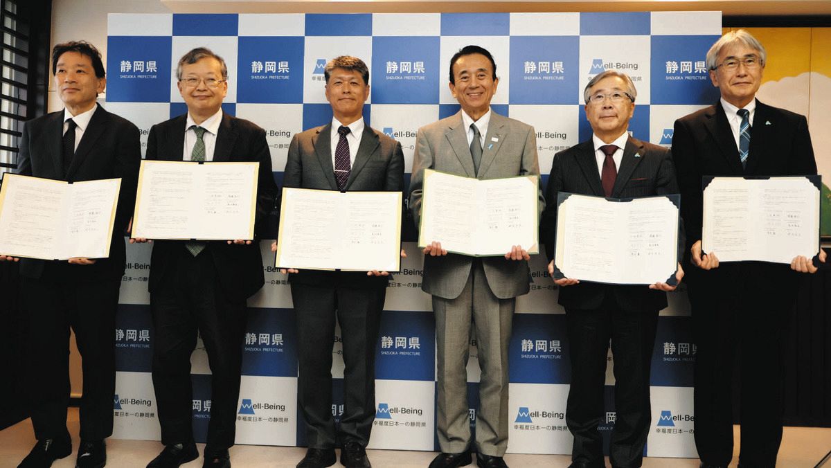 協定を結んだ県と静岡大浜松キャンパス、浜松医科大の関係者