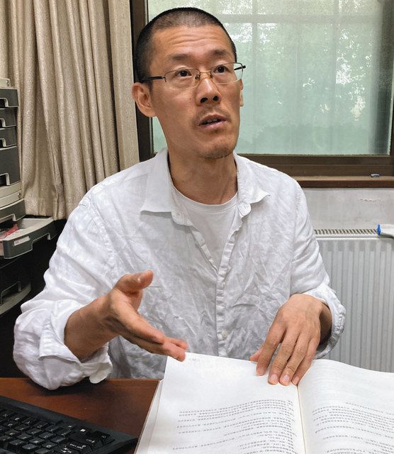 発掘史料の保存・管理について説明する夏寅主任研究館員=中国・西安市の同博物院で(新貝憲弘撮影)