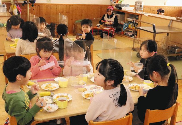 アクリル板で区切られたテーブルで給食を食べる園児。担任の保育士は離れて座る＝石川県小松市河田町の舟見ケ丘保幼園で 