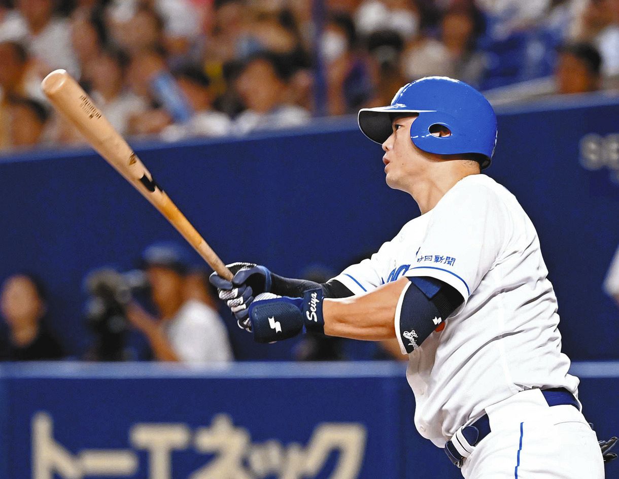 ７回裏無死二塁、細川が適時二塁打を放つ