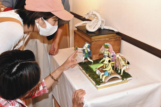 「かっぱの家族」を表現した造形作品を楽しむ来場者ら＝高浜町宮崎の高浜まちづくりネットワークで 