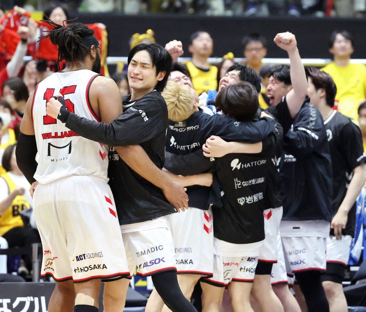 ＣＳ準決勝進出を決め喜ぶ中東泰斗（左から２人目）ら選手たち