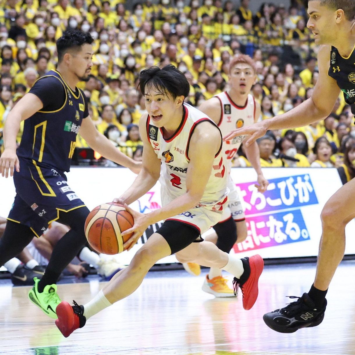 攻め込む斎藤拓実