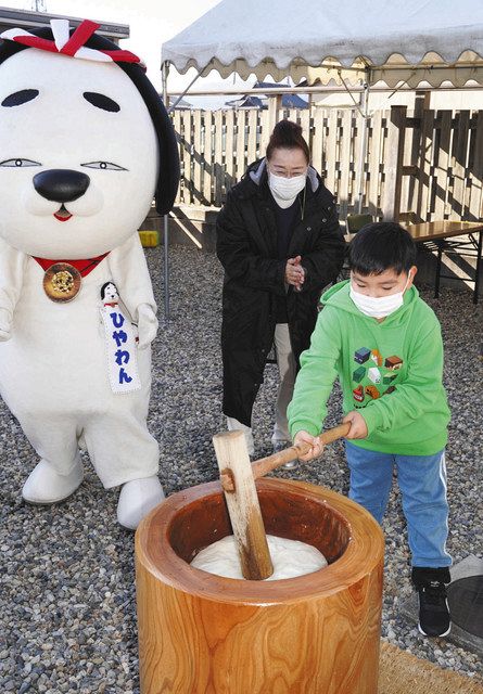 親子連れらが餅つき ひやわんも参加 名張 やなせ宿 中日新聞web