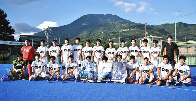 日本リーグ2部で上位進出を目指すブルースティックスシガの選手たち=米原市のOSPホッケースタジアムで