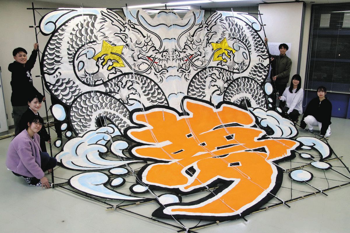 新成人の願いを貼りこむ20畳だこ 東近江、年明けの式に向け完成：中日