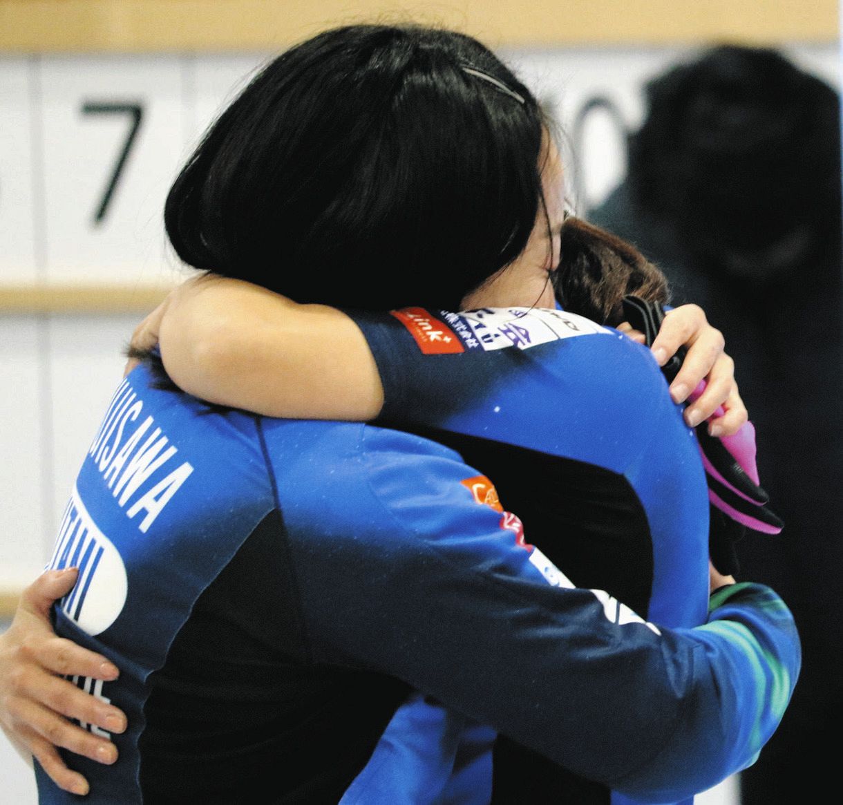 ◇長い時間ギュっとしあう吉田知那美と藤沢五月【写真】：中日